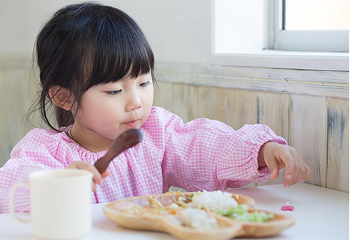 食事中の子ども