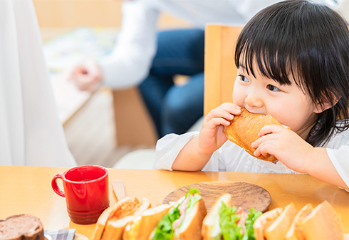 食事中の子ども