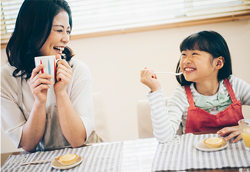 食事中の子ども